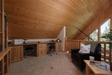 Welcome to your Eagle Crest escape! Overlooking the 18th fairway on  in Oregon - for sale on GolfHomes.com, golf home, golf lot