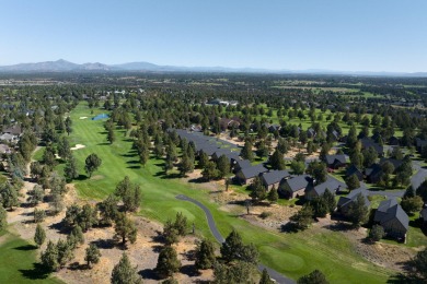 Welcome to your Eagle Crest escape! Overlooking the 18th fairway on  in Oregon - for sale on GolfHomes.com, golf home, golf lot