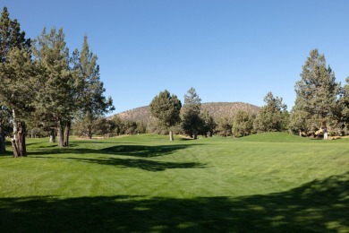 Welcome to your Eagle Crest escape! Overlooking the 18th fairway on  in Oregon - for sale on GolfHomes.com, golf home, golf lot