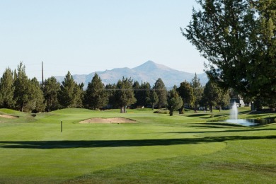 Welcome to your Eagle Crest escape! Overlooking the 18th fairway on  in Oregon - for sale on GolfHomes.com, golf home, golf lot