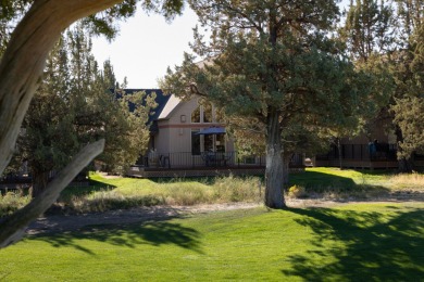 Welcome to your Eagle Crest escape! Overlooking the 18th fairway on  in Oregon - for sale on GolfHomes.com, golf home, golf lot