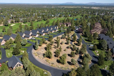 Welcome to your Eagle Crest escape! Overlooking the 18th fairway on  in Oregon - for sale on GolfHomes.com, golf home, golf lot