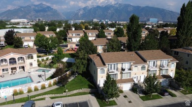 This stunning end-unit townhome, built in 2002 as the builder's on Mountain View Golf Course in Utah - for sale on GolfHomes.com, golf home, golf lot