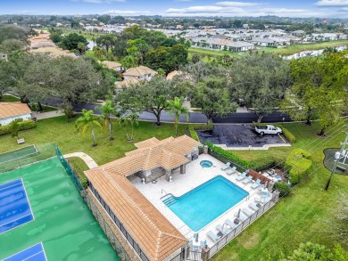 :Beautifully updated home centrally located that feels like a on Legacy at Sherwood Park Golf Course in Florida - for sale on GolfHomes.com, golf home, golf lot