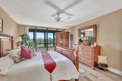 GATED COMMUNITY IN CENTRAL BOCA RATON SPACIOUS 2/2 WITH A on The Country Club At Boca Raton in Florida - for sale on GolfHomes.com, golf home, golf lot