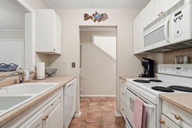 Beautifully updated Lakewood Hills condo in the heart of on Indian Hills Country Club in Arkansas - for sale on GolfHomes.com, golf home, golf lot