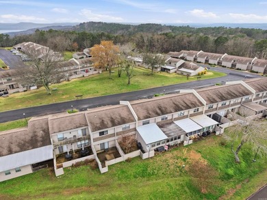 Beautifully updated Lakewood Hills condo in the heart of on Indian Hills Country Club in Arkansas - for sale on GolfHomes.com, golf home, golf lot