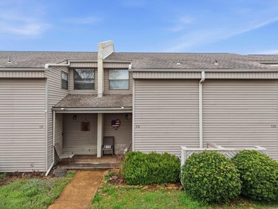 Beautifully updated Lakewood Hills condo in the heart of on Indian Hills Country Club in Arkansas - for sale on GolfHomes.com, golf home, golf lot