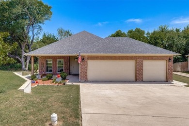 Beautifully maintained home located at 1501 Fairway Drive in on Woodlawn Country Club in Texas - for sale on GolfHomes.com, golf home, golf lot
