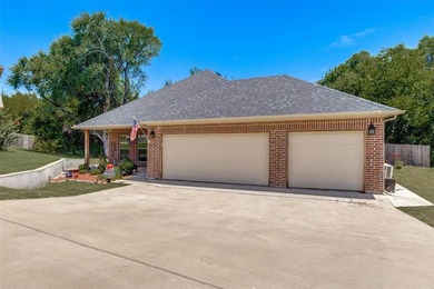 Beautifully maintained home located at 1501 Fairway Drive in on Woodlawn Country Club in Texas - for sale on GolfHomes.com, golf home, golf lot