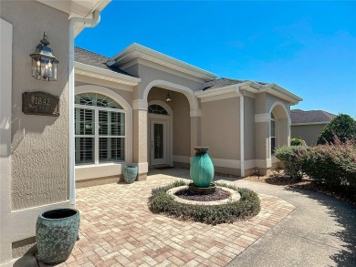 Beautifully maintained 3-bedroom, 2-bath NATCHEZ PREMIER model on The Links of Spruce Creek in Florida - for sale on GolfHomes.com, golf home, golf lot