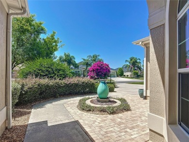 Beautifully maintained 3-bedroom, 2-bath NATCHEZ PREMIER model on The Links of Spruce Creek in Florida - for sale on GolfHomes.com, golf home, golf lot