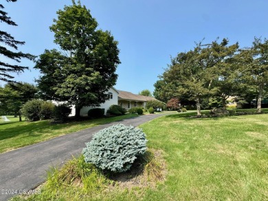 Beautiful 3 bedroom, 4 bath home situated in quiet dead end on Frosty Valley Country Club in Pennsylvania - for sale on GolfHomes.com, golf home, golf lot