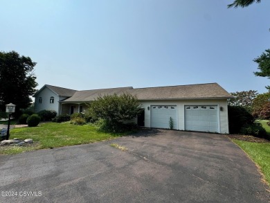 Beautiful 3 bedroom, 4 bath home situated in quiet dead end on Frosty Valley Country Club in Pennsylvania - for sale on GolfHomes.com, golf home, golf lot