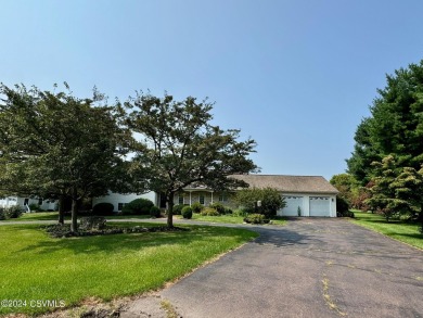 Beautiful 3 bedroom, 4 bath home situated in quiet dead end on Frosty Valley Country Club in Pennsylvania - for sale on GolfHomes.com, golf home, golf lot