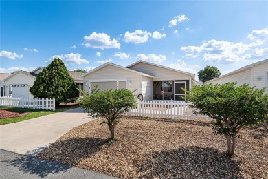 WELCOME to this PRISTINE PATIO VILLA in The Villages. This 2 on The Links of Spruce Creek in Florida - for sale on GolfHomes.com, golf home, golf lot