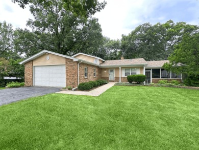 Beautifully updated 4-level split in Oak Meadows offering nearly on St. Andrews Golf and Country Club in Illinois - for sale on GolfHomes.com, golf home, golf lot
