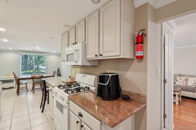 Move right into this 3 bedroom, 2.5 bath end-unit condo in a on Blue Ridge Golf Club in New York - for sale on GolfHomes.com, golf home, golf lot