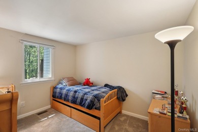 Move right into this 3 bedroom, 2.5 bath end-unit condo in a on Blue Ridge Golf Club in New York - for sale on GolfHomes.com, golf home, golf lot