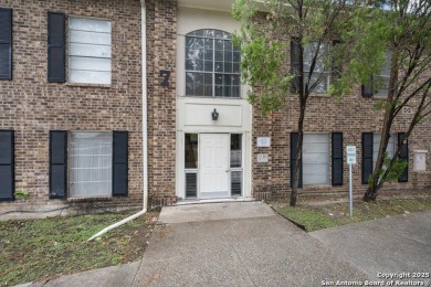 Come see this beautiful 3-bedroom, 2-bath condominium with on Oak Hills Country Club in Texas - for sale on GolfHomes.com, golf home, golf lot