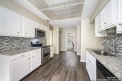 Come see this beautiful 3-bedroom, 2-bath condominium with on Oak Hills Country Club in Texas - for sale on GolfHomes.com, golf home, golf lot
