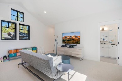 Discover bright modern luxury in Caldera Springs, Sunriver's on Sunriver Caldera Springs Golf Course in Oregon - for sale on GolfHomes.com, golf home, golf lot