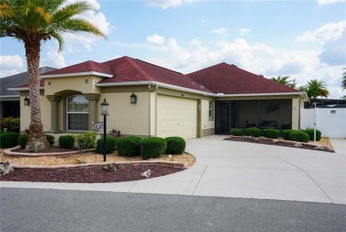 TWO-CAR GARAGE COURTYARD VILLA! -- PRIME LOCATION NEAR LAKE on The Links of Spruce Creek in Florida - for sale on GolfHomes.com, golf home, golf lot