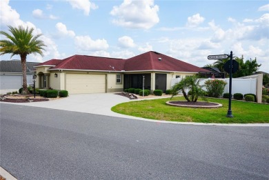 TWO-CAR GARAGE COURTYARD VILLA! -- PRIME LOCATION NEAR LAKE on The Links of Spruce Creek in Florida - for sale on GolfHomes.com, golf home, golf lot