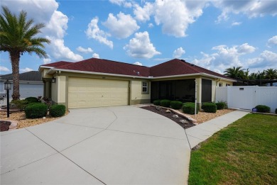 TWO-CAR GARAGE COURTYARD VILLA! -- PRIME LOCATION NEAR LAKE on The Links of Spruce Creek in Florida - for sale on GolfHomes.com, golf home, golf lot