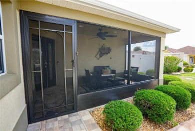 TWO-CAR GARAGE COURTYARD VILLA! -- PRIME LOCATION NEAR LAKE on The Links of Spruce Creek in Florida - for sale on GolfHomes.com, golf home, golf lot