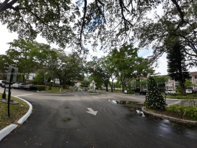 For Sale - Spacious 1 Bed / 1.5 Bath Condo in International on Inverrary Country Club in Florida - for sale on GolfHomes.com, golf home, golf lot