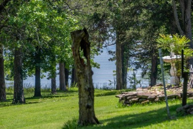 Calling all Chip & Joanna wannabes & weekend warriors!Tucked in on Kimberling City Golf Club in Missouri - for sale on GolfHomes.com, golf home, golf lot
