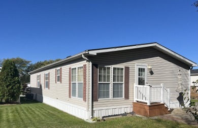 Welcome to this beautiful 4-bedroom, 2-bathroom mobile home on Golf Vista Estates Golf Course in Illinois - for sale on GolfHomes.com, golf home, golf lot