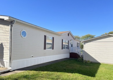 Welcome to this beautiful 4-bedroom, 2-bathroom mobile home on Golf Vista Estates Golf Course in Illinois - for sale on GolfHomes.com, golf home, golf lot