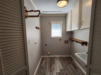 Beautiful 1-story 3 bed 2 1/2 bath full brick home in Indian on Indian Springs Country Club in Oklahoma - for sale on GolfHomes.com, golf home, golf lot