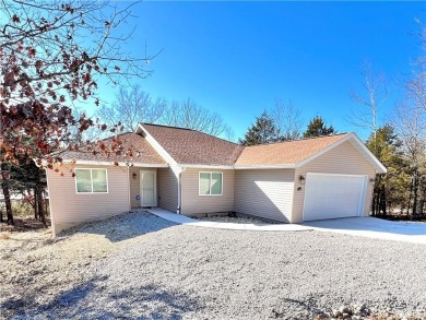 Beautiful NEW 3 bedroom 2 bath home in Holiday Island on a large on Holiday Island Executive Golf Course in Arkansas - for sale on GolfHomes.com, golf home, golf lot