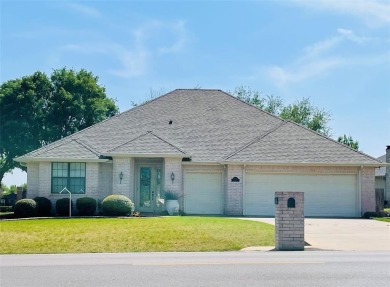 WELL MAINTAINED GOLF COURSE HOME near clubhouse in Pecan on Pecan Plantation Country Club in Texas - for sale on GolfHomes.com, golf home, golf lot