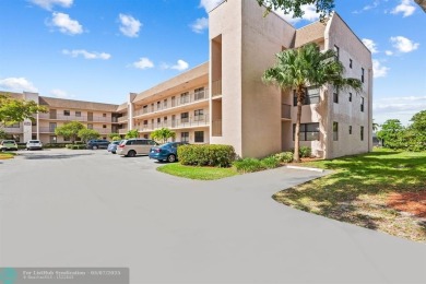 NEW BATHS, TILE  WATERPROOF FLOORING, UPDATED KITCHEN, NEW WATER on Sunrise Lakes Phase III in Florida - for sale on GolfHomes.com, golf home, golf lot