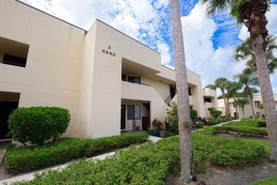 This beautifully updated 2-bedroom, 2-bath condo offers modern on Heritage Ridge Golf Club in Florida - for sale on GolfHomes.com, golf home, golf lot