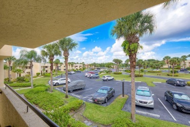This beautifully updated 2-bedroom, 2-bath condo offers modern on Heritage Ridge Golf Club in Florida - for sale on GolfHomes.com, golf home, golf lot