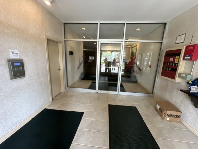 Top-Floor Beauty in Willow Creek!  Welcome to 900 E Wilmette Rd on Twin Lakes Golf Course in Illinois - for sale on GolfHomes.com, golf home, golf lot