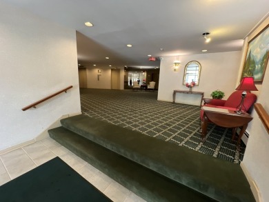 Top-Floor Beauty in Willow Creek!  Welcome to 900 E Wilmette Rd on Twin Lakes Golf Course in Illinois - for sale on GolfHomes.com, golf home, golf lot