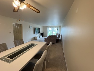 Top-Floor Beauty in Willow Creek!  Welcome to 900 E Wilmette Rd on Twin Lakes Golf Course in Illinois - for sale on GolfHomes.com, golf home, golf lot