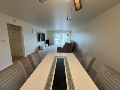 Top-Floor Beauty in Willow Creek!  Welcome to 900 E Wilmette Rd on Twin Lakes Golf Course in Illinois - for sale on GolfHomes.com, golf home, golf lot