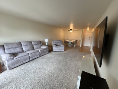Top-Floor Beauty in Willow Creek!  Welcome to 900 E Wilmette Rd on Twin Lakes Golf Course in Illinois - for sale on GolfHomes.com, golf home, golf lot