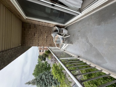 Top-Floor Beauty in Willow Creek!  Welcome to 900 E Wilmette Rd on Twin Lakes Golf Course in Illinois - for sale on GolfHomes.com, golf home, golf lot