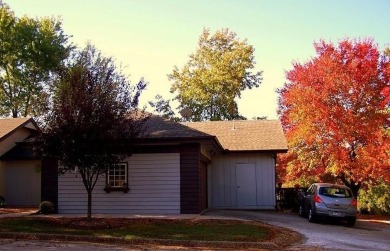 Welcome to this charming 2-bedroom, 2-bath home with a 2-car on Bella Vista - Metfield Golf Complex and Country Club in Arkansas - for sale on GolfHomes.com, golf home, golf lot