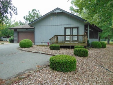 Welcome to this charming 2-bedroom, 2-bath home with a 2-car on Bella Vista - Metfield Golf Complex and Country Club in Arkansas - for sale on GolfHomes.com, golf home, golf lot