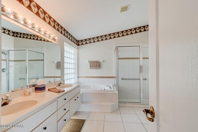 This stunning 3-bedroom plus den/office , 2-bath home is located on Spruce Creek Golf Club in Florida - for sale on GolfHomes.com, golf home, golf lot