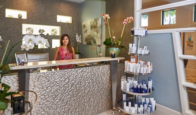 PRICED TO SELL WITH A NEW ROOF! WELCOME TO YOUR SANCTUARY IN THE on PGA National Estates Golf Course in Florida - for sale on GolfHomes.com, golf home, golf lot